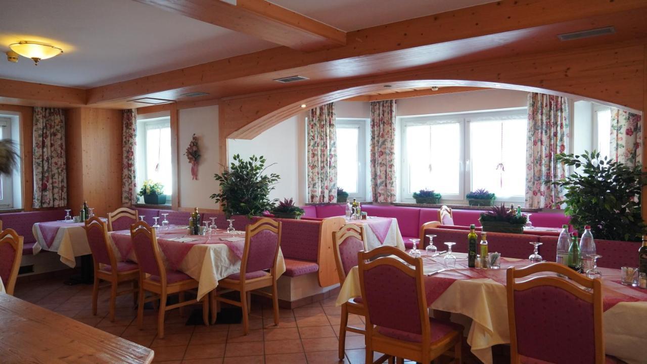 Hotel Alpenrose Passo Rolle Exteriör bild